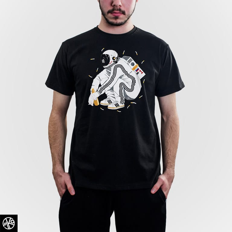 Squatting Astronaut majica